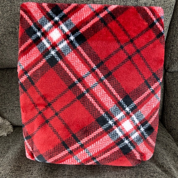 NEW-Red and Black Throw Blanket - Picture 2 of 2